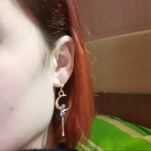 Earrings - Picture 4 of 4